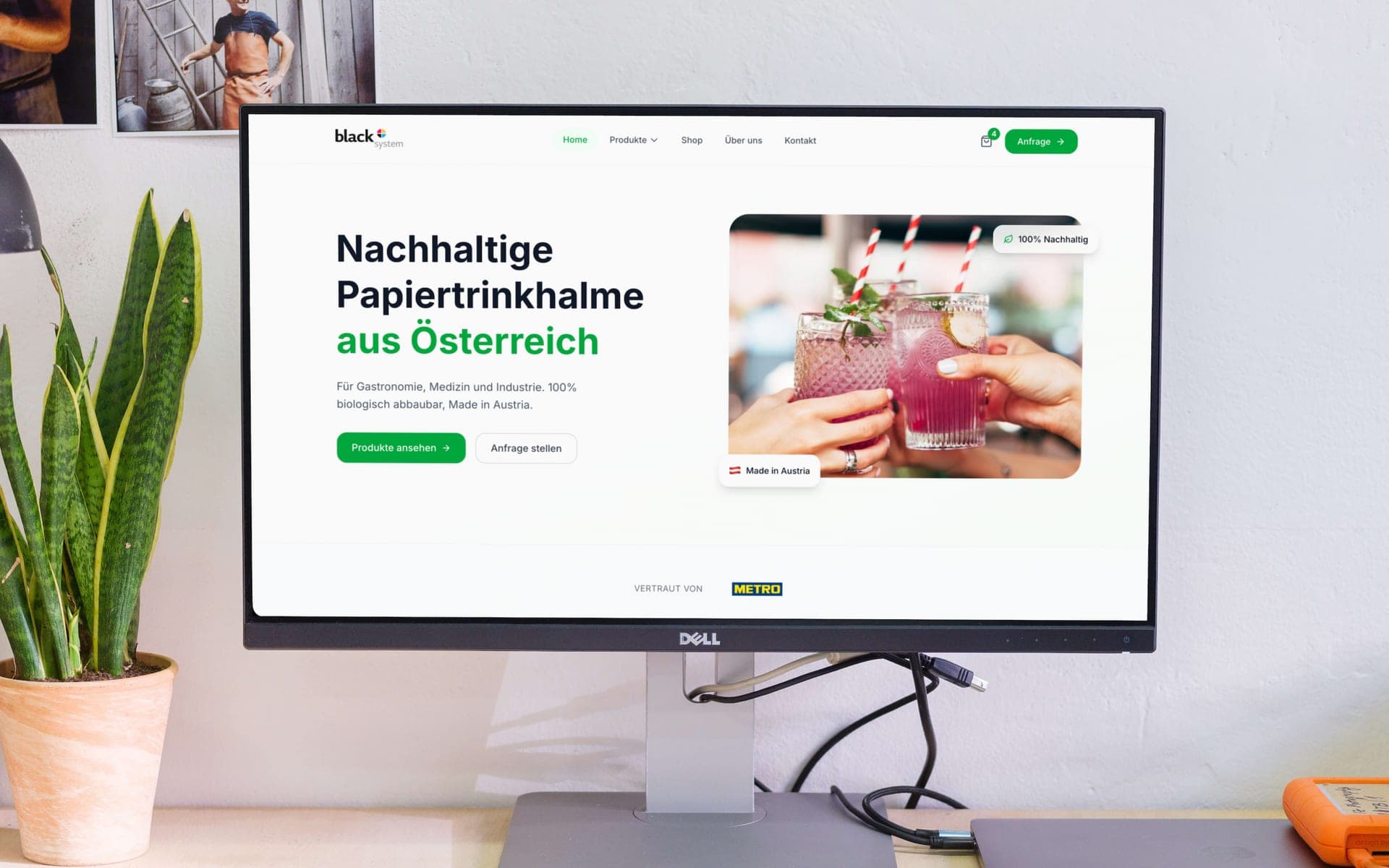 Black System Website auf einem Monitor