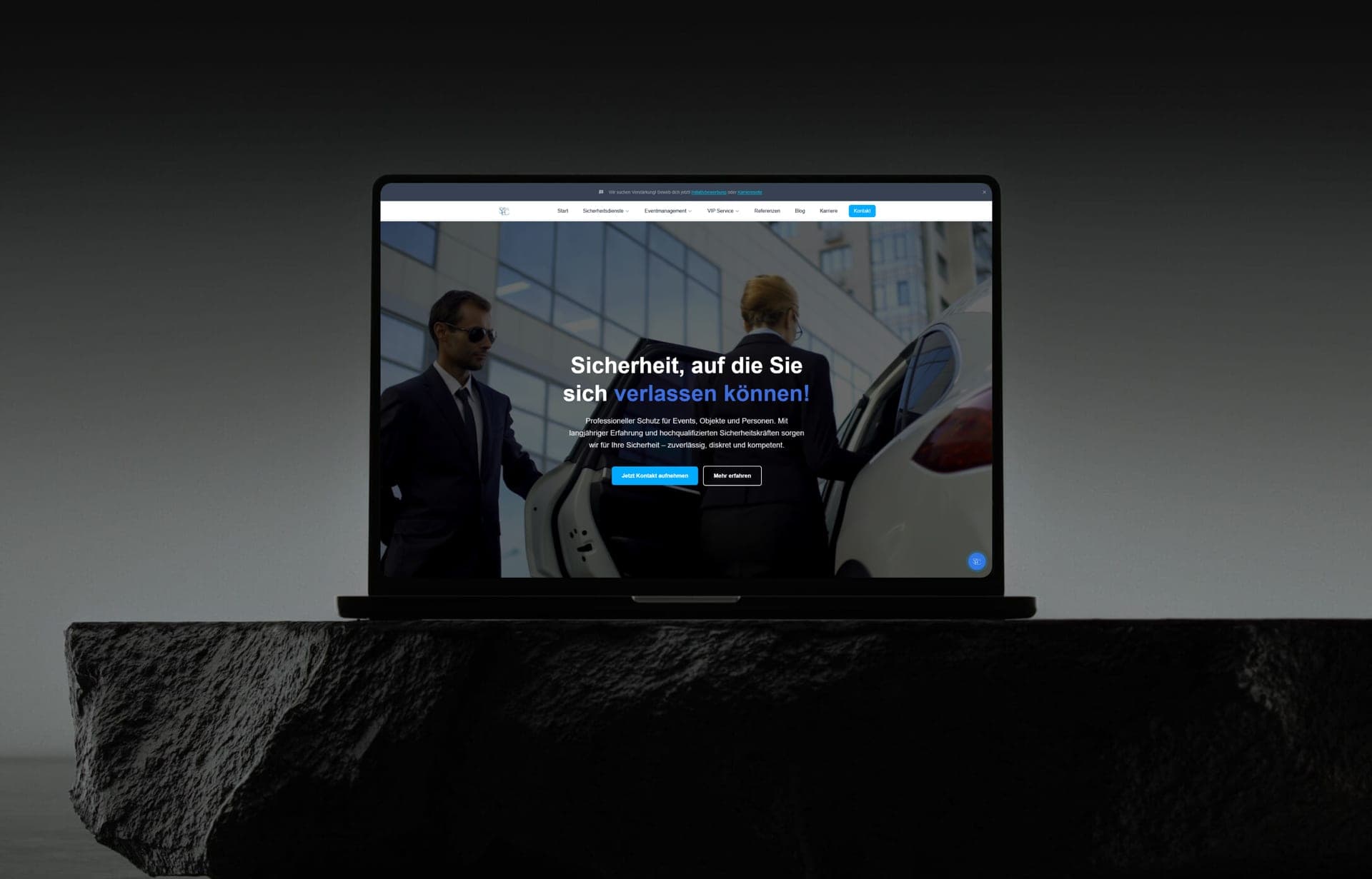 SecCrew Website auf einem Laptop